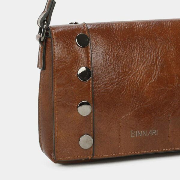 Bolso BINNARI · Bandolera Pequeña con Solapa y Tachas - CUERO
